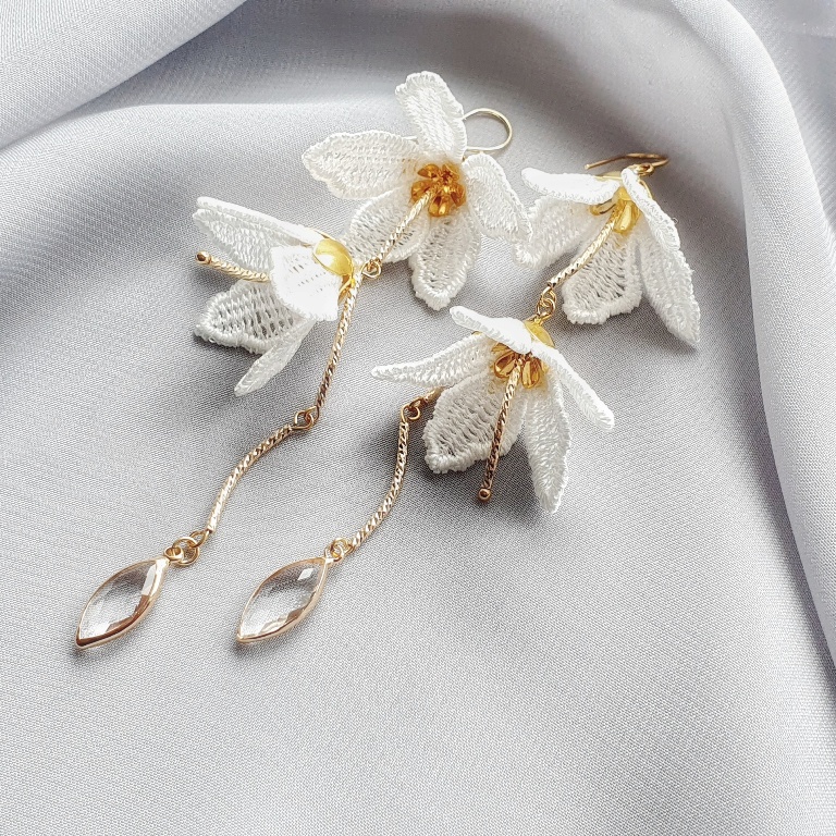 długie kolczyki ślubne z kwiatami 3D, biżuteria kwiatowa 3D, kolczyki kwiaty koronkowe