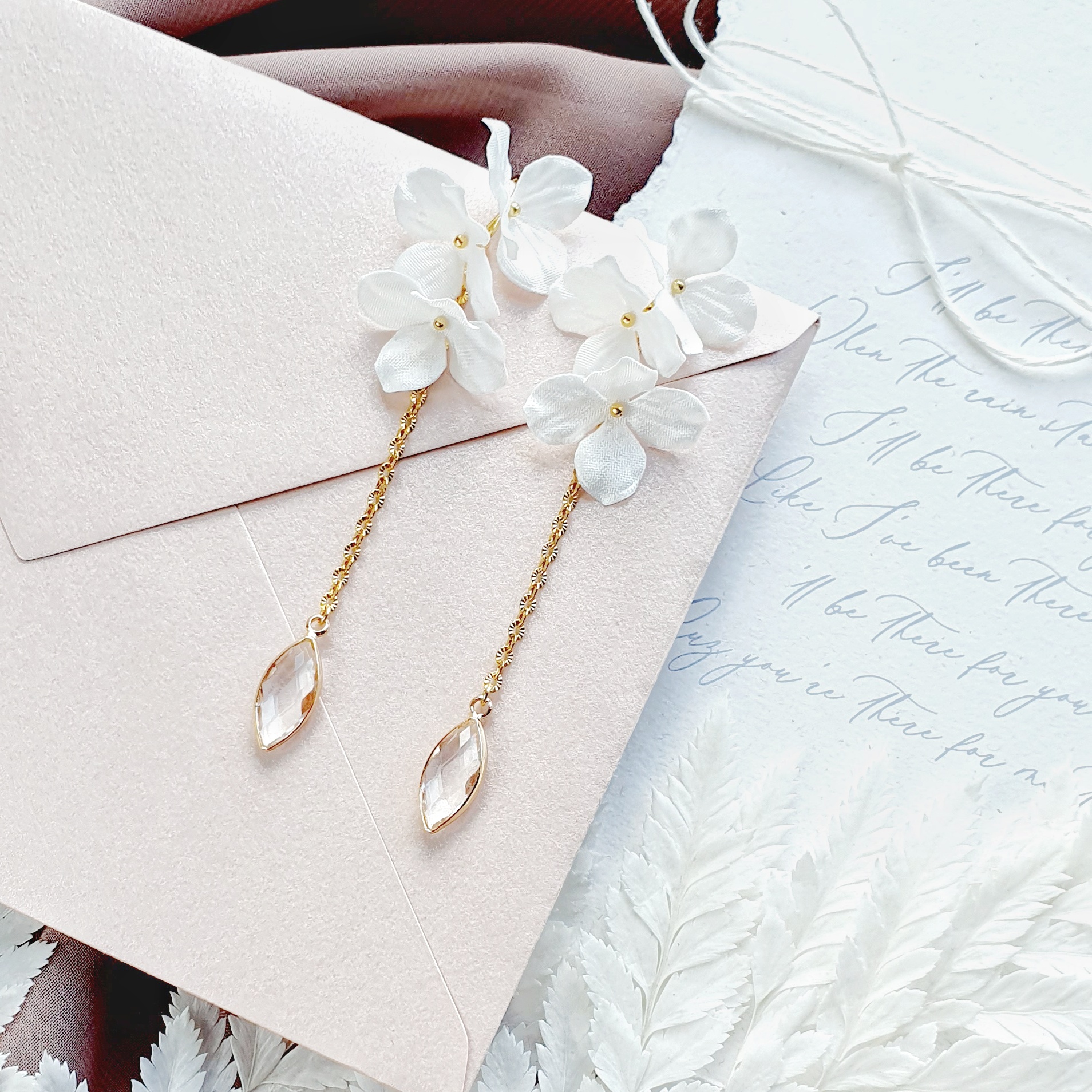 Blooms kwiatowe kolczyki ślubne, kolczyki z jedwabnymi kwiatami, długie kolczyki ślubne z kwiatami