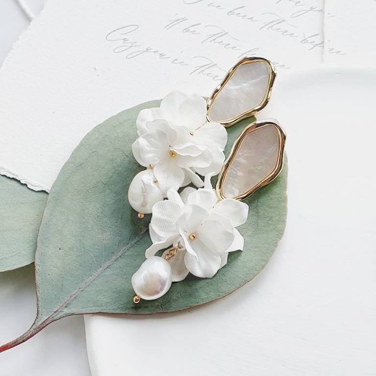 Kwiatowe kolczyki ślubne na sztyftach z perłami