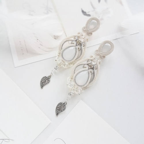 kolczyki_lubne_boho_chic_sutasz_z_listkiem_srebrne_ivory__1