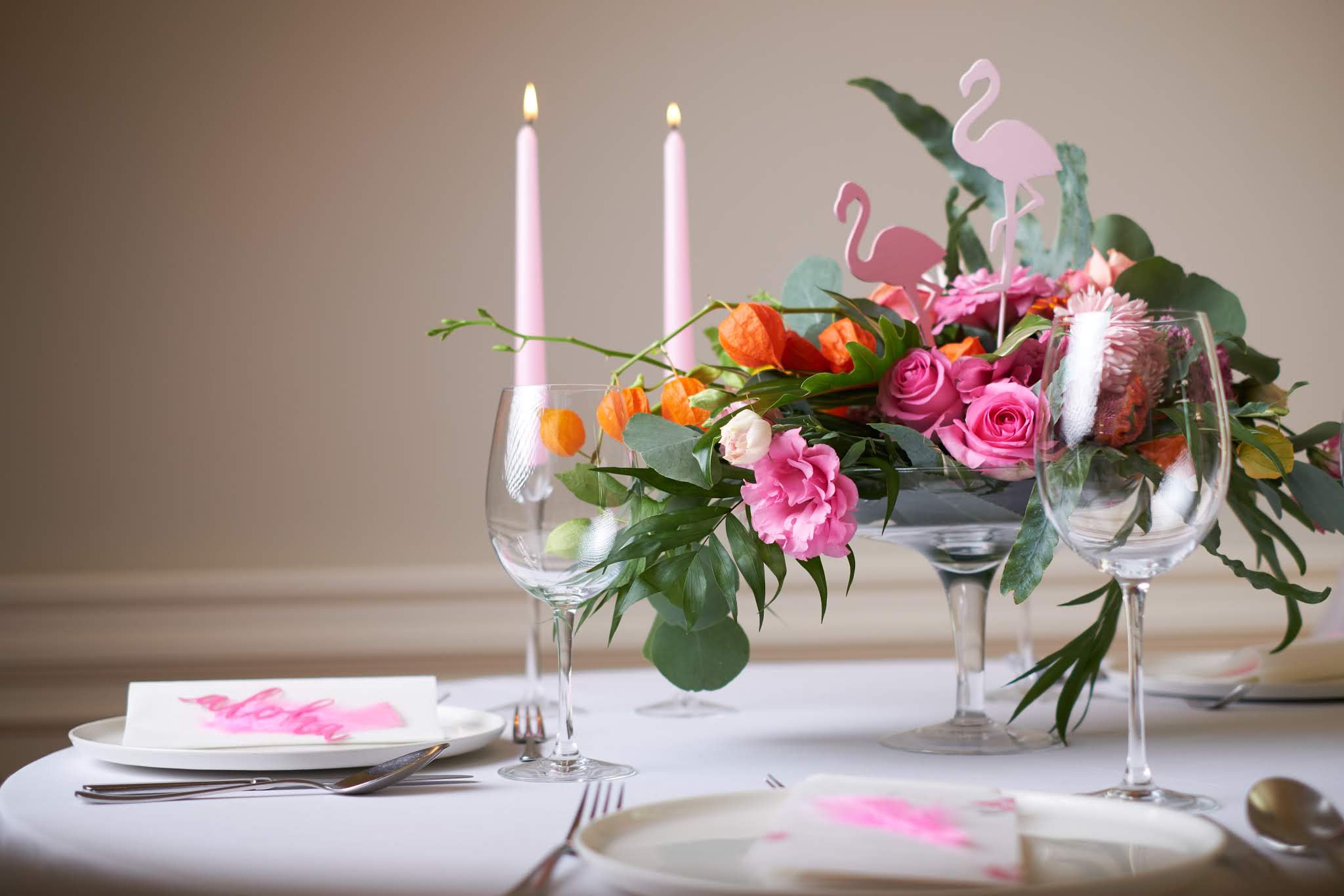 Fuksja i róż na stołach weselnych.